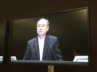 ソフトバンクグループの株主総会で、議長として今後の経営方針について説明する孫正義社長＝２１日、東京都千代田区（高橋寛次撮影）