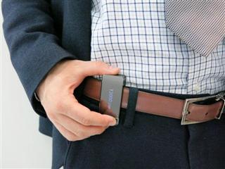 職場のストレスなどを調べる実証実験に使う、ベルト装着型の計測機器