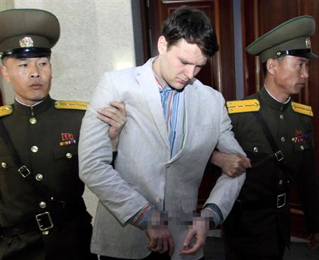 北朝鮮当局に拘束され、裁判所に出廷するオットー・ワームビア氏＝２０１６年３月、平壌（ＡＰ）