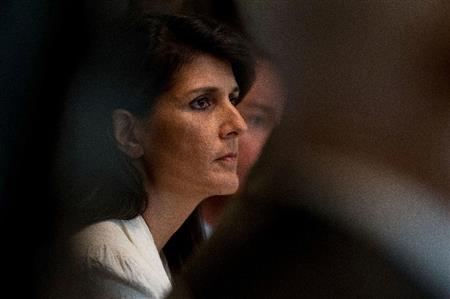 ホワイトハウスのドナルド・トランプ米大統領とキャビネット・ルームで会談するニッキー・ヘイリー国連大使＝１２日、米ワシントン（ＡＰ）