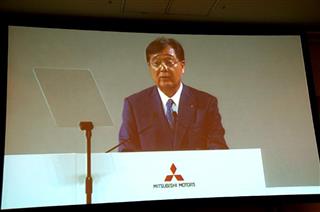 三菱自動車の株主総会で発言する益子修社長のモニター映像＝２３日午前、東京都港区