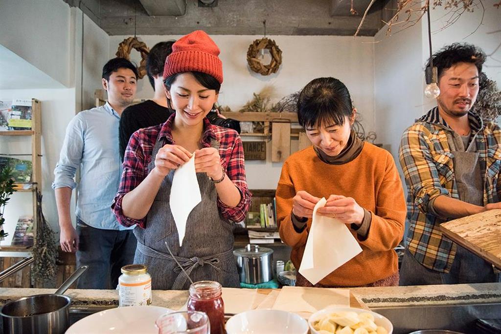 料理を食べるだけでなく、準備や片付けも一緒に行う。コミュニケーションが深まり、楽しいと評判