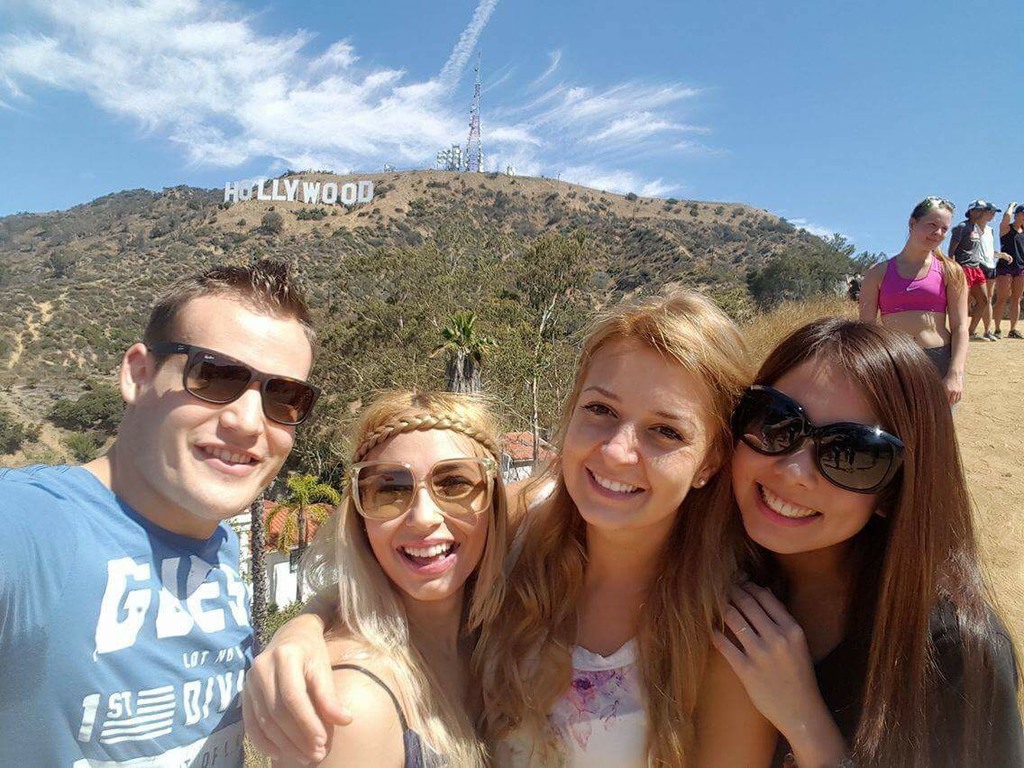 同僚とハリウッドサイン前で記念撮影する野辺さん