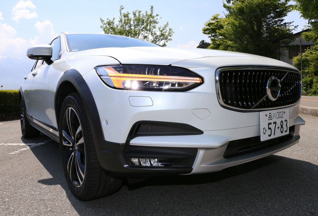 ＬＥＤのハザードランプが浮かび上がる。北欧神話の雷神が持つ「トールハンマー」をモチーフにした、新世代ボルボを象徴するヘッドランプのデザイン