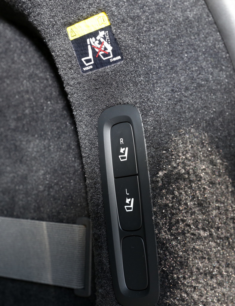 トランクのスイッチで後席を簡単に倒すことができる