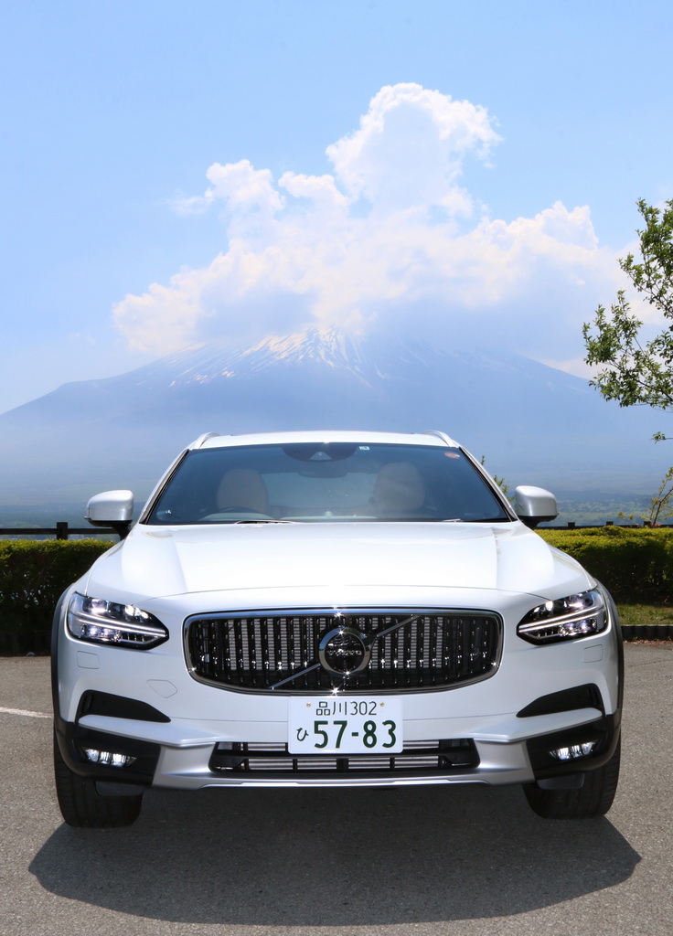 富士山を背景にたたずむ「Ｖ９０クロスカントリー」