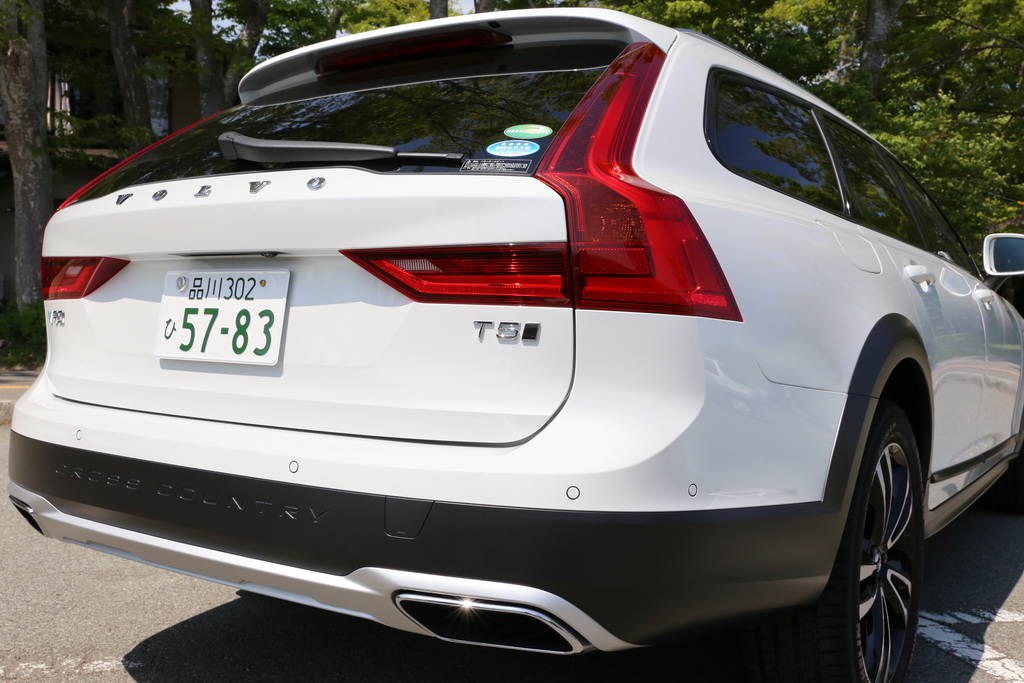 ボルボの縦長リヤコンビランプ。横方向にも伸ばして「Ｌ字型」にすることで、マンネリ気味だったリヤのデザインに新風を吹き込んだ