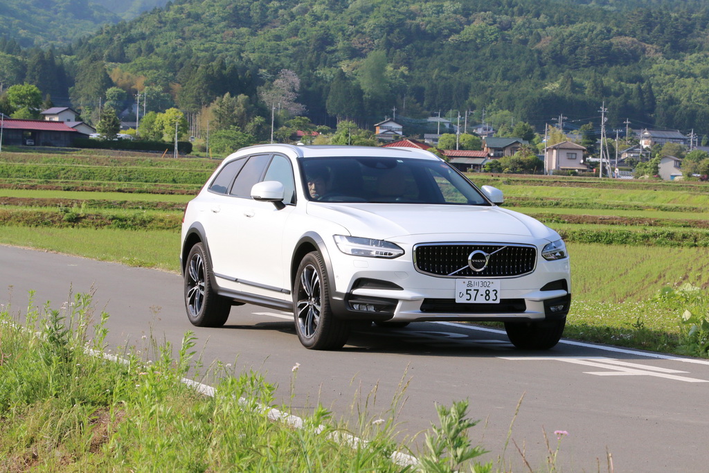 田園風景とボルボ「Ｖ９０クロスカントリー」。実にのどか