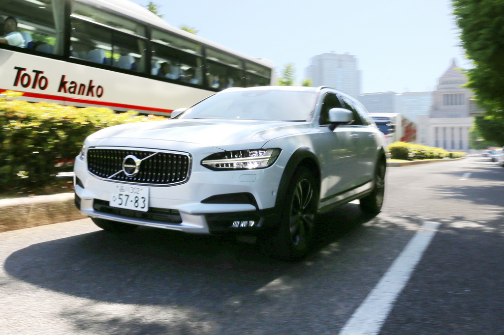 国会議事堂前を走る「Ｖ９０クロスカントリー」