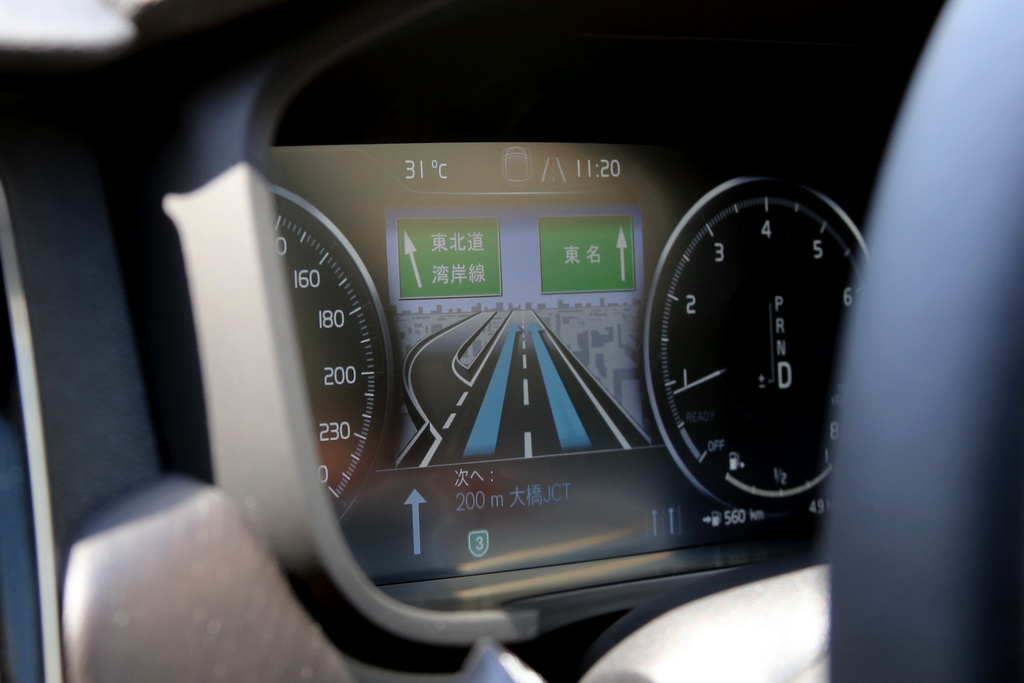 １２．３インチの液晶ディスプレイ。２つの計器の間にナビ画面を表示することもできる