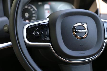 「アダプティブ・クルーズ・コントロール」や自動運転機能の「パイロット・アシスト」はここで操作できる