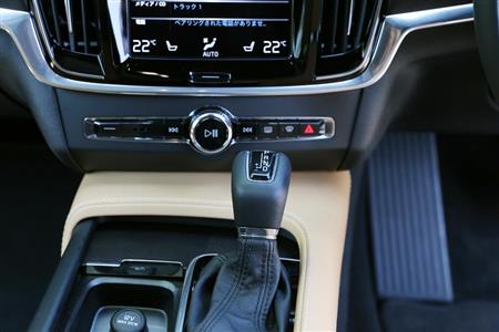 手に馴染む形状の本革巻シフトノブ