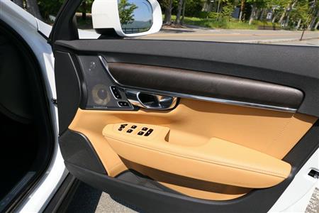 ブラックウォールナットウッドやレザーを使用したドアの装飾。アルミ製の美しいドアハンドルやＢｏｗｅｒｓ＆Ｗｉｌｋｉｎｓのスピーカーが高級感を演出する