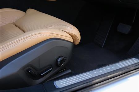 ８ウェイパワーシートと、丸形のマッサージ機能操作スイッチ。使いこなすにはコツがいる