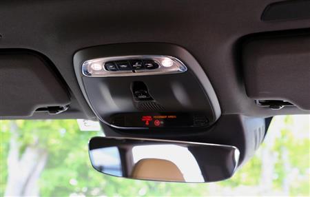 ガラスルーフや室内灯の操作スイッチ。警告メッセージもここに表示される