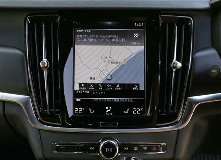 タッチ式９インチモニター。ダッシュボード周辺のデザインはすっきりとしている