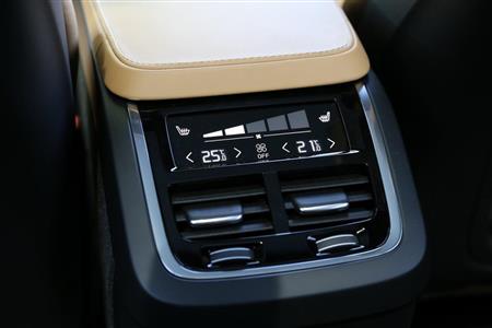 後席用のタッチ式エアコン操作パネル。シートヒーターも操作できる