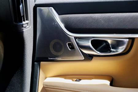 レザー、ウッド、アルミを巧みに共存させたインテリアデザイン