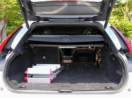 ６：４分割可倒式リヤシート。荷室は奥行きがあって使い勝手は良さそう