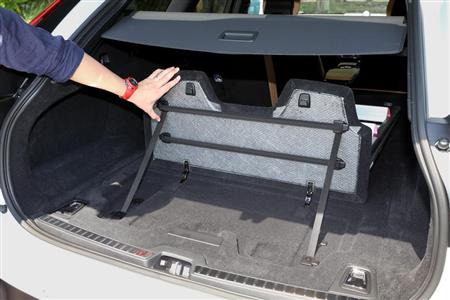 レジ袋などの荷物をフックから下げたり、ストラップで固定できるボード。仕切り板としての役割もあり、荷物が転がるのも防ぐことができる