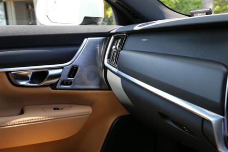 ウッドやレザーを使用したドアの装飾。アルミ製のドアハンドルやＢｏｗｅｒｓ＆Ｗｉｌｋｉｎｓのスピーカーが高級感を演出する