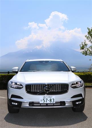 富士山を背景にたたずむ「Ｖ９０クロスカントリー」