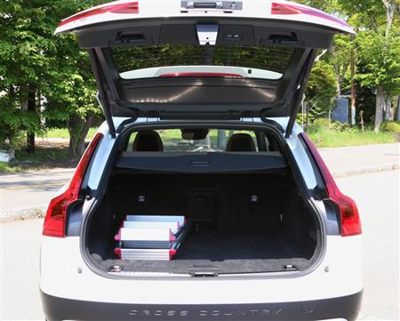 大きく切り取られた開口部。車体の下で足を動かすだけで開閉できる、ハンズフリーパワーテールゲートだ