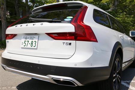 ボルボの縦長リヤコンビランプ。横方向にも伸ばして「Ｌ字型」にすることで、マンネリ気味だったリヤのデザインに新風を吹き込んだ