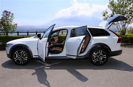 ４枚ドアとテールゲートを開けたボルボの「Ｖ９０クロスカントリー」