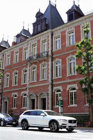 東京・丸の内にある三菱一号館美術館の前を走るボルボ「Ｖ９０クロスカントリー」