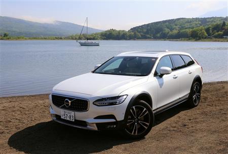 山中湖の砂浜でも安定した走りを見せた、ボルボの「Ｖ９０クロスカントリー」。筆者は小学生のころからよくここでバス釣りをしていました