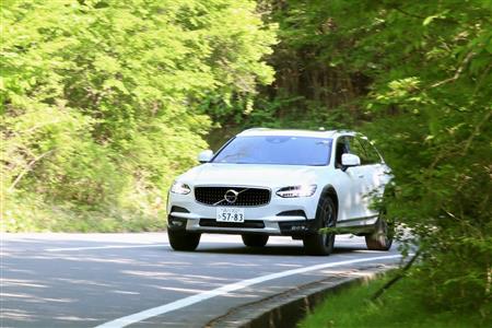 山中湖村を走るボルボの「Ｖ９０クロスカントリー」
