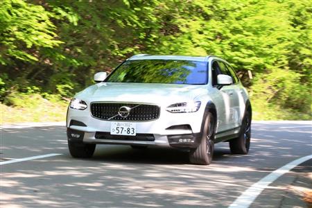 山中湖村を走るボルボの「Ｖ９０クロスカントリー」