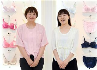 天使のブラ新製品の開発に携わった毛利美由紀さん（左）と野口恵さん＝東京都中央区