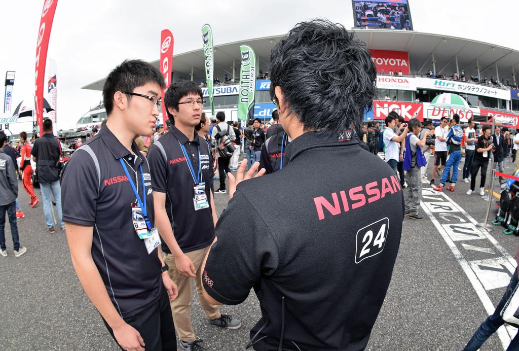 レース前に真剣な表情で指示を聞く日産・自動車大学校の学生たち