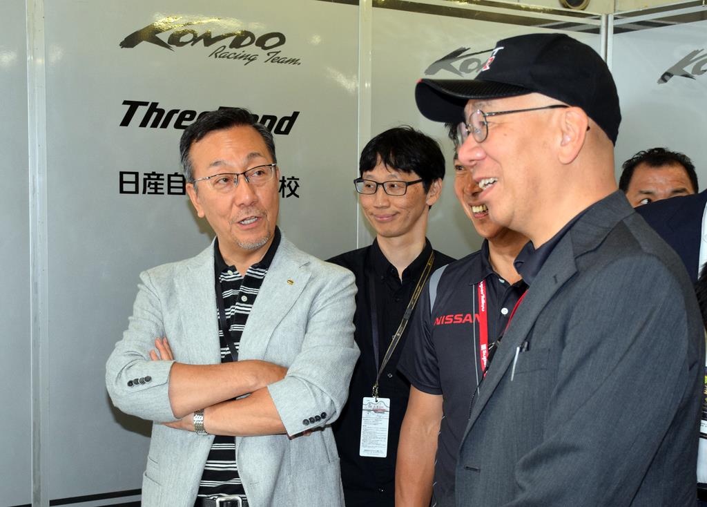 激励に訪れた日産自動車の中村公泰副社長（左）