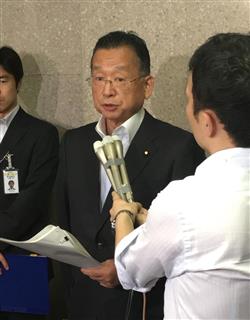 欧州連合のホーガン欧州委員との電話会談後、記者団の取材に応じる山本有二農林水産相=27日、東京都千代田区の農水省(高木克聡撮影) 欧州連合のホーガン欧州委員との電話会談後、記者団の取材に応じる山本有二農林水産相=27日、東京都千代田区の農水省(高木克聡撮影)