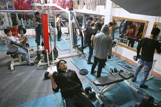 アフガニスタンの首都カブールにあるジム「ホラサンザミン」でトレーニングに励む会員ら（共同）