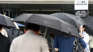 東芝株主総会始まる。会場に入る株主＝２８日午前、千葉・美浜区の幕張メッセ（酒巻俊介撮影）