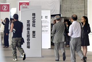 東芝株主総会。受付で案内を受ける株主＝２８日午前、千葉・美浜区の幕張メッセ（酒巻俊介撮影）