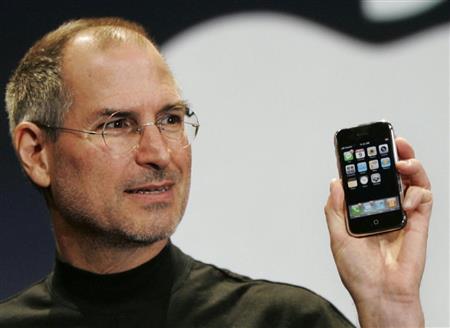 ２００７年１月、「ｉＰｈｏｎｅ」を発表するアップルＣＥＯのスティーブ・ジョブズ氏（ＡＰ）