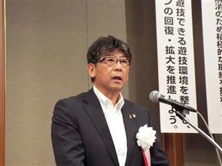 あいさつする阿部理事長。「重視すべきは社会からの信頼」と訴えた