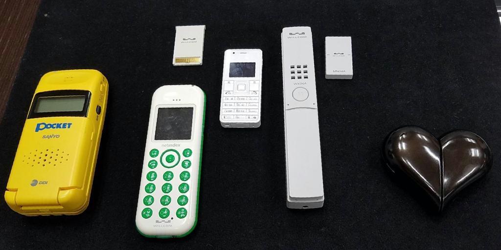 乾電池で利用できる黄色の試作機（左端）から現在も販売されているハート型の端末まで、ＰＨＳは多種多様だった