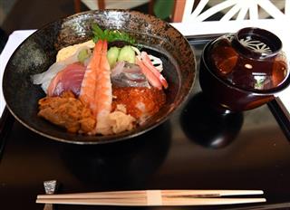 羽生善治棋聖がお昼に注文した将棋めし（海鮮丼）＝１日午前、静岡県沼津市の沼津倶楽部（宮川浩和撮影）