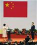 香港返還２０周年記念式典で中国の習近平国家主席（右）に就任の宣誓をする香港特別行政区の林鄭月娥・新長官＝１日、香港（共同）