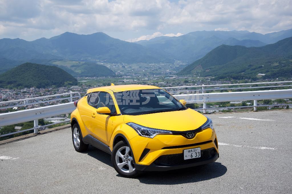 山梨・甲州の牛奥みはらしの丘にて。勝沼町から甲州市にかけて、左右にブドウ畑が広がる丘の中腹を走る農道「フルーツライン」の途中にあるビュースポットだ。トヨタ・Ｃ－ＨＲ