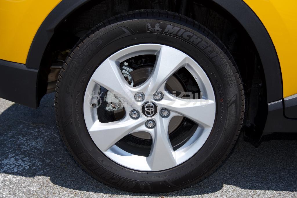 こちらは後輪。トヨタ・Ｃ－ＨＲ