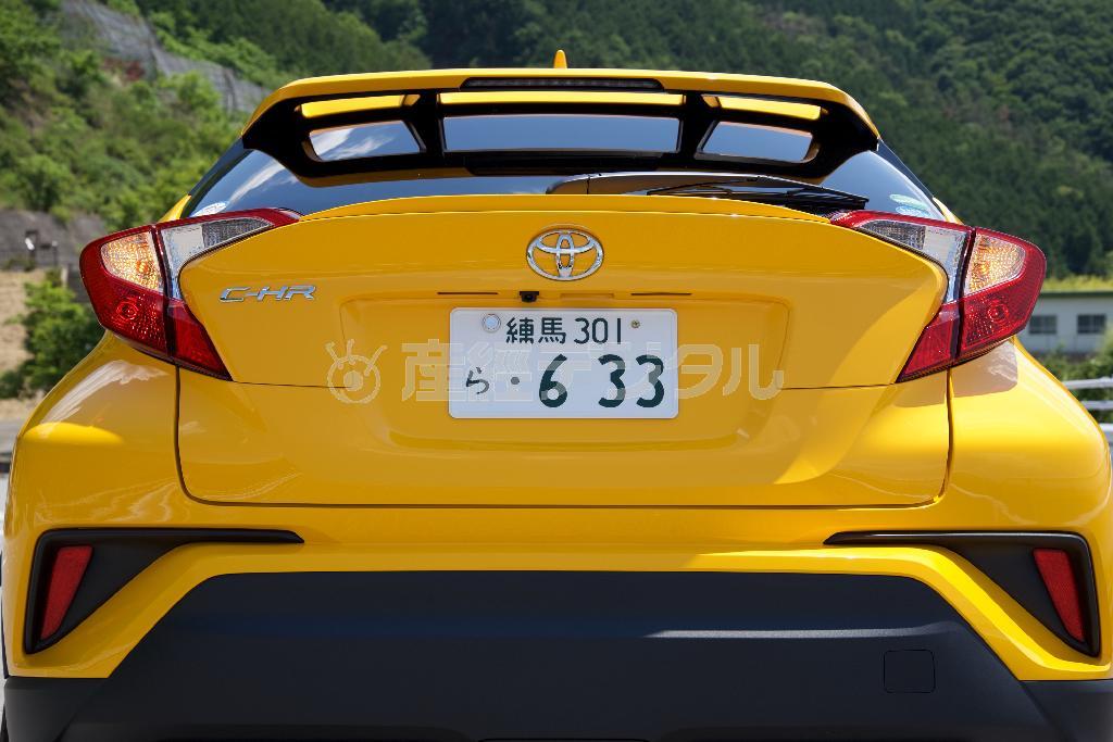 車幅灯とハザードランプ点灯。トヨタ・Ｃ－ＨＲ