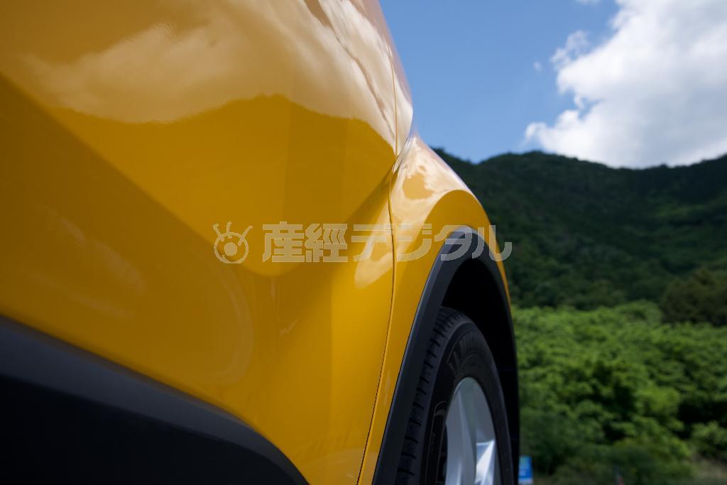 同じく下から。空の青、山の緑に、ボディーの黄色がよく映える。トヨタ・Ｃ－ＨＲ