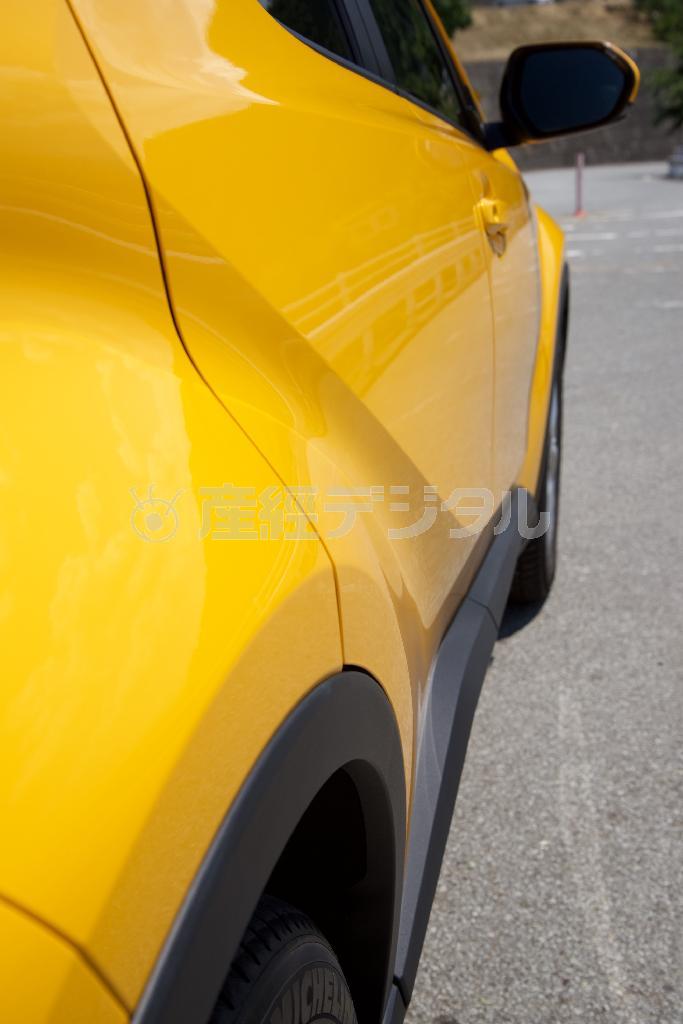 えぐれその２。ドアパネルから後部フェンダーに蹴り上がる。トヨタ・Ｃ－ＨＲ